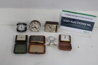 Set van zeven kleine reisklokken en tafelklokken – kavel bij GSD Auctions, Zoeterwoude