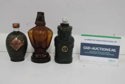 Set van 3 vintage gedecoreerde glazen flessen (Leeg) – kavel bij GSD Auctions, Zoeterwoude