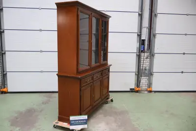 Grote Vitrinekast met Glazen Deuren' – kavel bij GSD Auctions, Zoeterwoude