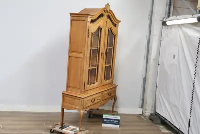 Vintage Queen Ann-Stijl vitrinekast' – kavel bij GSD Auctions, Zoeterwoude