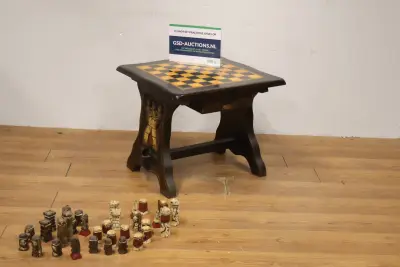Houten schaaktafel met handgesneden schaakstukken – kavel bij GSD Auctions, Zoeterwoude