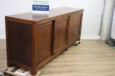 Houten dressoir met schuifdeuren en laden – kavel bij GSD Auctions, Zoeterwoude