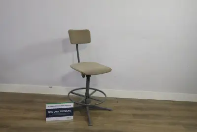 Industriële werkstoel met stoffen bekleding – kavel bij GSD Auctions, Zoeterwoude
