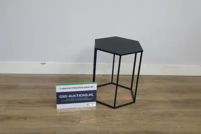 Zeshoekige zwarte metalen bijzettafel, plantentafel – kavel bij GSD Auctions, Zoeterwoude