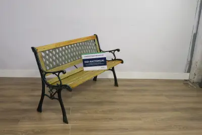 Buitenbank met houten zitting en metalen frame – kavel bij GSD Auctions, Zoeterwoude