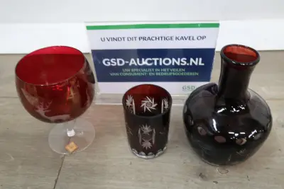 Set van rood kristallen glaswerk met gravures – kavel bij GSD Auctions, Zoeterwoude