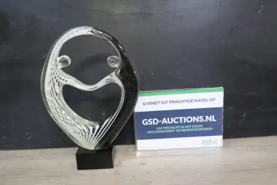 Design glazen sculptuur op zwart voetstuk – kavel bij GSD Auctions, Zoeterwoude