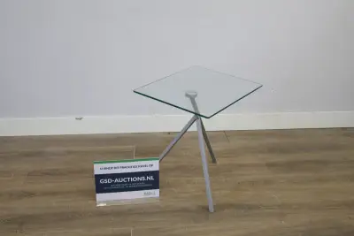 Vierkante glazen bijzettafel met metalen driepoot – kavel bij GSD Auctions, Zoeterwoude