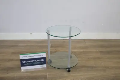 Rond glazen bijzettafeltje met wieltjes – kavel bij GSD Auctions, Zoeterwoude