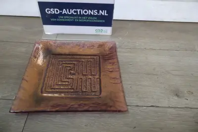 Sierlijk vierkant keramieken bord met reliëf – kavel bij GSD Auctions, Zoeterwoude