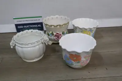 Set van 4 keramische bloempotten met bloemmotief – kavel bij GSD Auctions, Zoeterwoude
