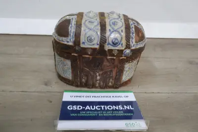 Decoratieve keramische sierkist – kavel bij GSD Auctions, Zoeterwoude