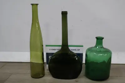Set van drie groene glazen vazen – kavel bij GSD Auctions, Zoeterwoude