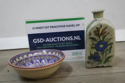 Antiek Perzisch Qajar-keramiekflesje met deco schaal – kavel bij GSD Auctions, Zoeterwoude
