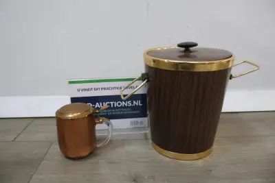 Vintage houten ijsemmer met rookwaren mok – kavel bij GSD Auctions, Zoeterwoude