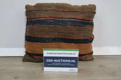 Gebreid kussen met strepen – kavel bij GSD Auctions, Zoeterwoude