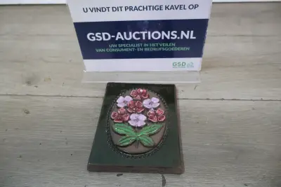 Decoratieve keramische tegel met bloemmotief – kavel bij GSD Auctions, Zoeterwoude