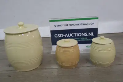Set van drie geglazuurde voorraadpotten met deksels – kavel bij GSD Auctions, Zoeterwoude