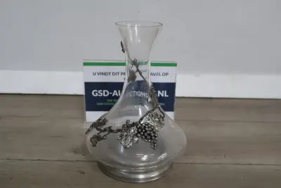 Glazen karaf met metalen druivenversiering – kavel bij GSD Auctions, Zoeterwoude