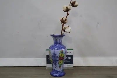 Keramische vaas met bloemenmotief – kavel bij GSD Auctions, Zoeterwoude