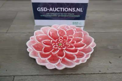Decoratief keramisch kleurrijk bloemvormig bord – kavel bij GSD Auctions, Zoeterwoude
