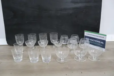 Set van 18 diverse gegraveerde glazen – kavel bij GSD Auctions, Zoeterwoude