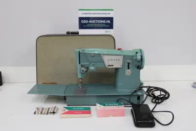 Singer 327K naaimachine met voetpedaal en koffer – kavel bij GSD Auctions, Zoeterwoude