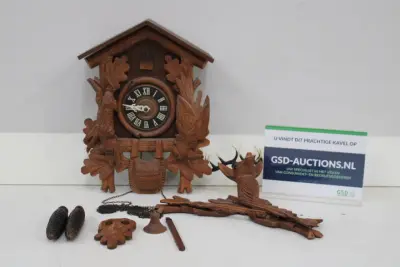 Houten koekoeksklok met houtsnijwerk – kavel bij GSD Auctions, Zoeterwoude