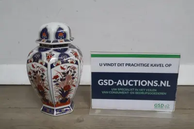 Decoratieve porseleinen dekselvaas – kavel bij GSD Auctions, Zoeterwoude