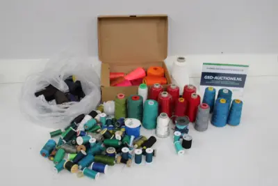 Diverse naaigaren en overlock garen – kavel bij GSD Auctions, Zoeterwoude