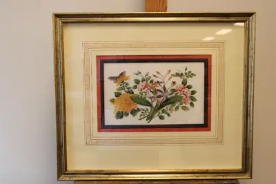Ingelijste botanische prent met bloemen en vlinder – kavel bij GSD Auctions, Zoeterwoude