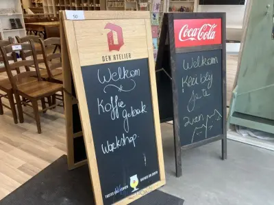 2 diverse stoepborden waaronder COCA COLA en DUVEL – kavel bij VH Auctions