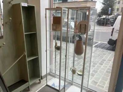 2 vitrinekasten – kavel bij VH Auctions