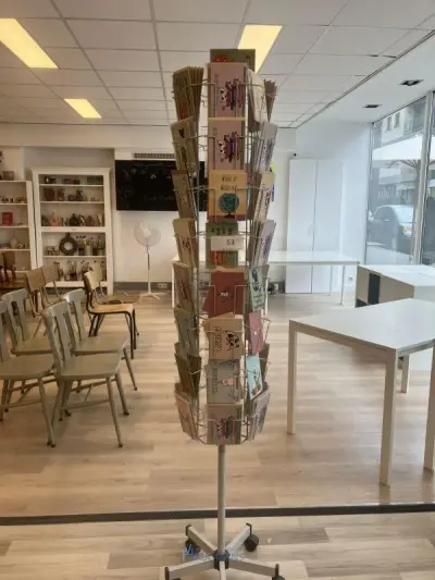 Verrijdbare metalen display – kavel bij VH Auctions
