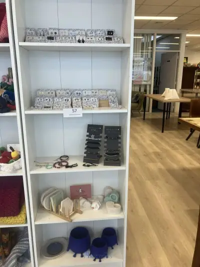 Partij diversen waaronder oorbellen, armbandjes, schaaltjes, kaarsen, tandenstokerhouders, tassen, enzovoort – kavel bij VH Auctions
