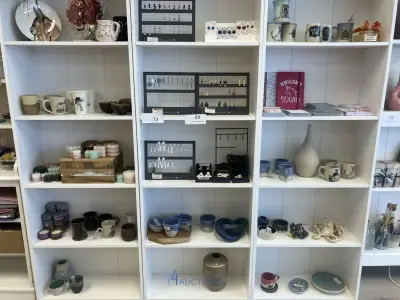 De inhoud van deze kast – kavel bij VH Auctions
