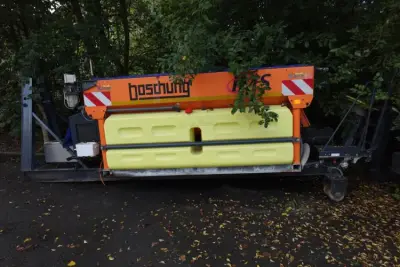 Boschung natzoutstrooier op slede – kavel bij Openbare Verkopen, Wielsbeke