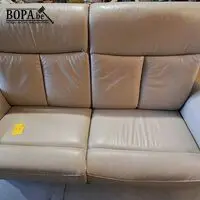 Lichtgrijze lederen relaxsofa voor 2 personen met hoge rugle – kavel bij BOPA Auctions, Aarsele