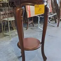 Sierlijke houten bijzettafel met blad in vlechtwerk en glas – kavel bij BOPA Auctions, Aarsele