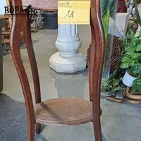Antieken houten plantentafel met sierlijk gebogen poten en o – kavel bij BOPA Auctions, Aarsele