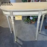 Klassieke Lodewijk XVI-stijl consoletafel, gebarsten cremekl – kavel bij BOPA Auctions, Aarsele