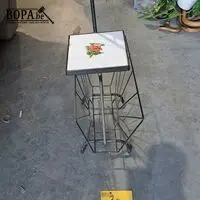 Vintage metalen lectuurbak Mid-Century met ingebouwd rooksta – kavel bij BOPA Auctions, Aarsele