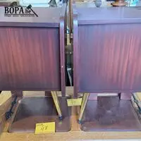 Twee identieke vintage nachtkast koperen afwerking en fineer – kavel bij BOPA Auctions, Aarsele