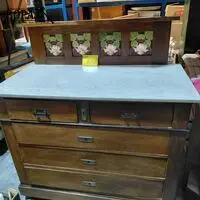 Antiek meubel commode met keramische tegels en marmeren blad – kavel bij BOPA Auctions, Aarsele
