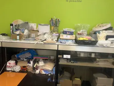 Partij diversen bestaande uit pencelen, decoratiematerialen, meetlatten, naaigaren, scharen, meetlinten, tape, enzovoort – kavel bij VH Auctions