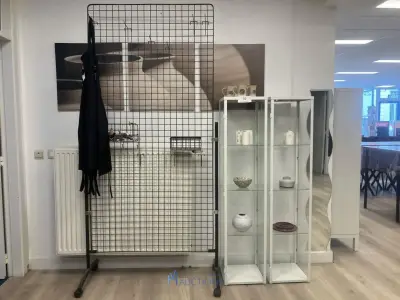 2 vitrinekasten elk (niet – kavel bij VH Auctions