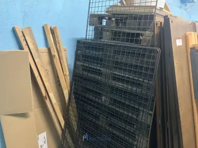 Partij diversen waaronder plm 17 euro palletten, houtrestanten, potten, matten, verkeersbord, enzovoort – kavel bij VH Auctions
