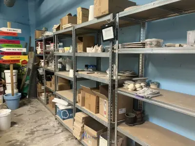Grote partij diversen bestaande uit 15 diverse alu opbergrekken waaronder, diverse decoratiestukken, lamp, multiplex planken, diverse potten, tasse… – kavel bij VH Auctions