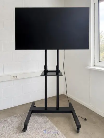 Hisense 50-inch 4K Smart TV met verrijdbare standaard – kavel bij VH Auctions