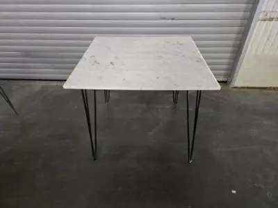 1x tafel vierkant 90x90 met wit marmeren blad – kavel bij Openbare Verkopen, Ingelmunster